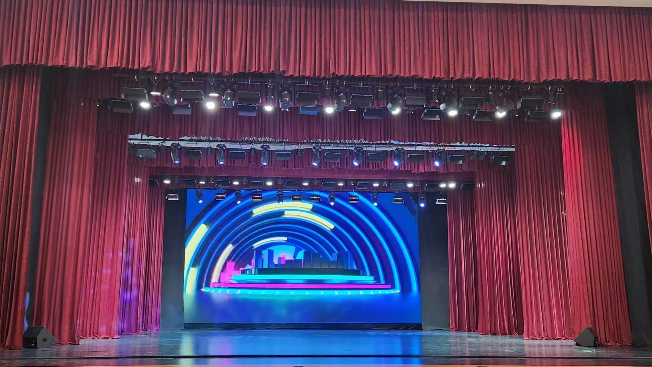 蒙古國(guó) 肯特會(huì)議中心劇院 舞臺(tái)機(jī)械、燈光、音響、LED屏項(xiàng)目已順利交付使用